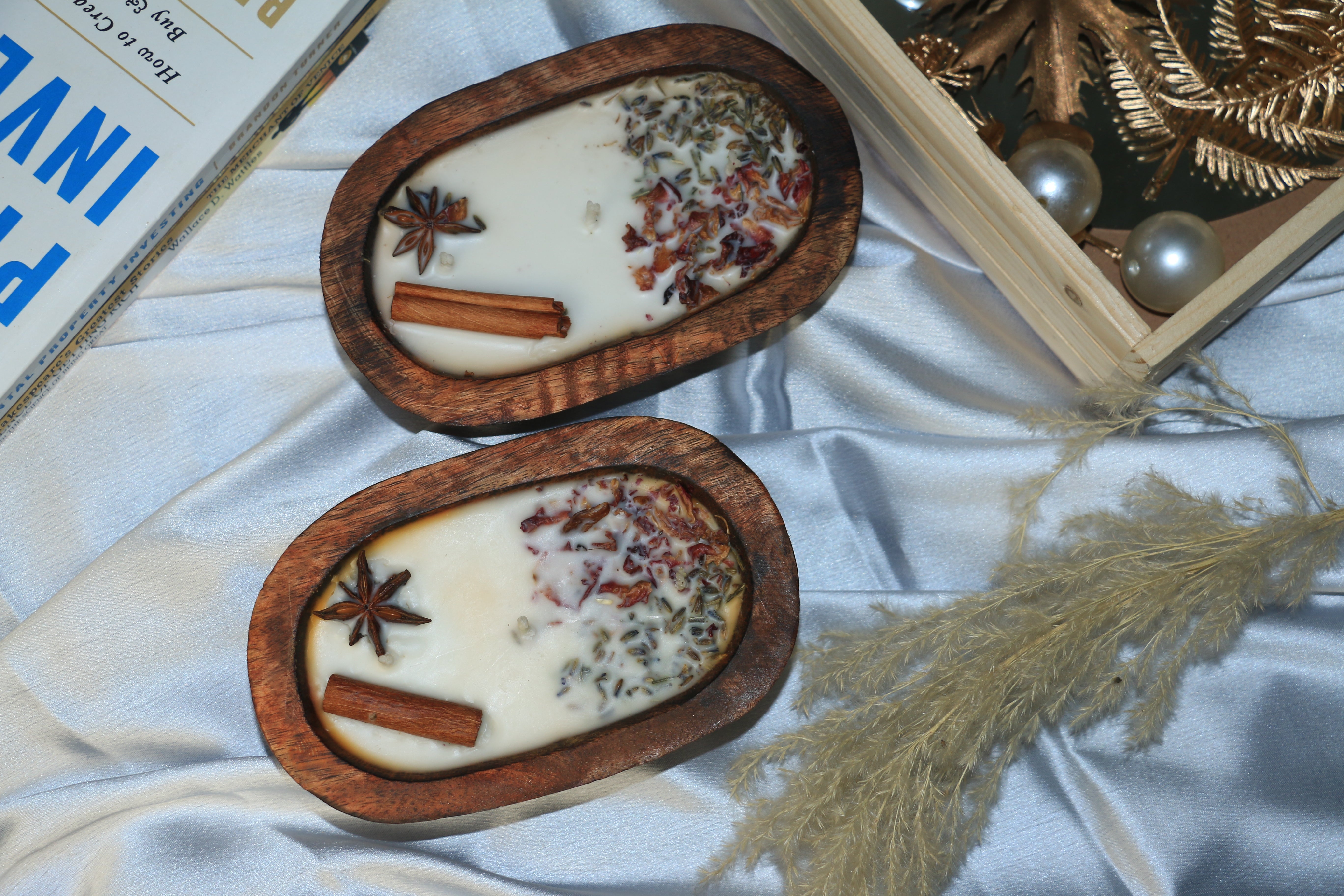 Handcrafted Wooden Boat Candle – Vanilla & Cinnamon Fragrance – Star Anise, Cinnamon & Dried Flowers – Premium Soy Wax 150g