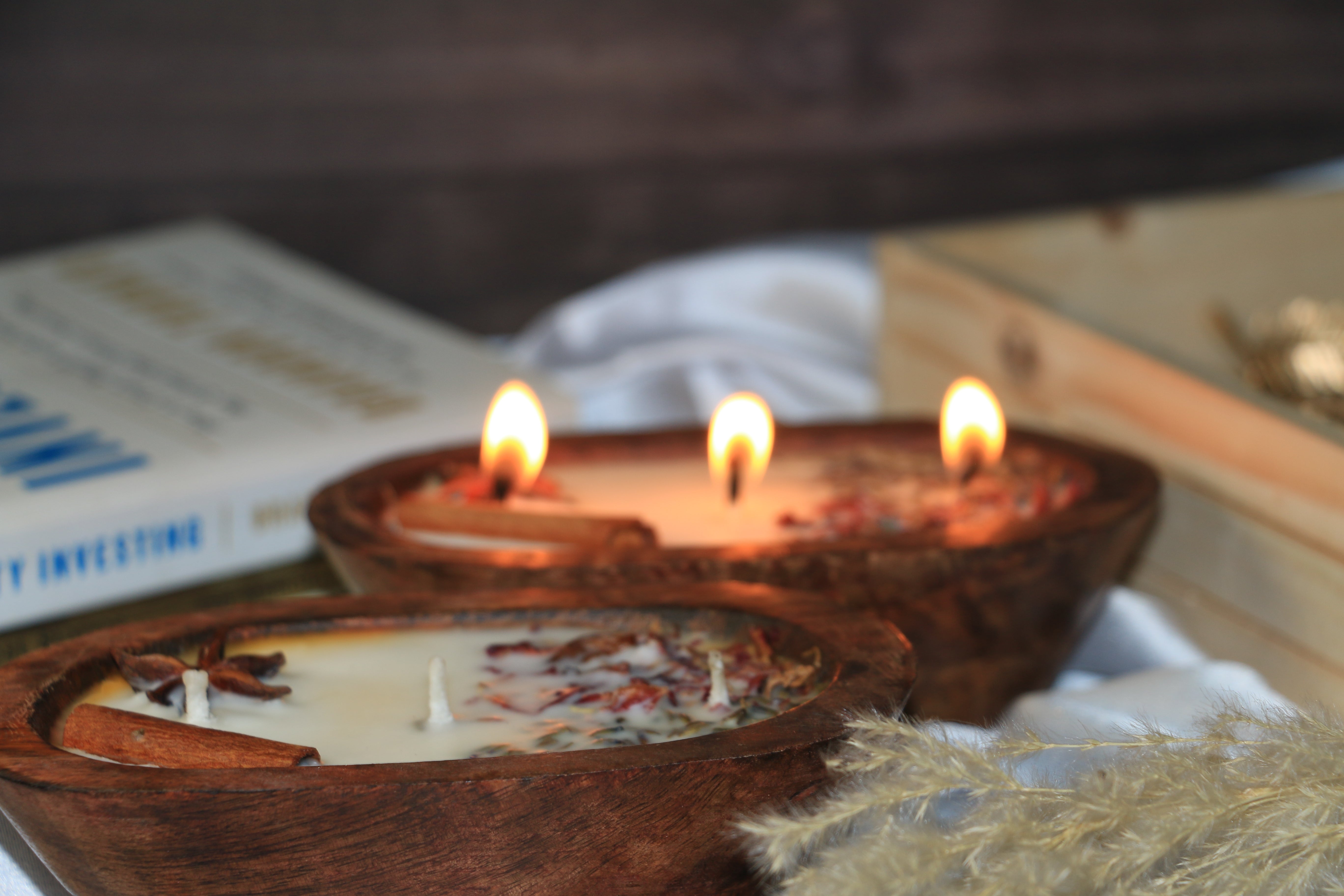 Handcrafted Wooden Boat Candle – Vanilla & Cinnamon Fragrance – Star Anise, Cinnamon & Dried Flowers – Premium Soy Wax 150g