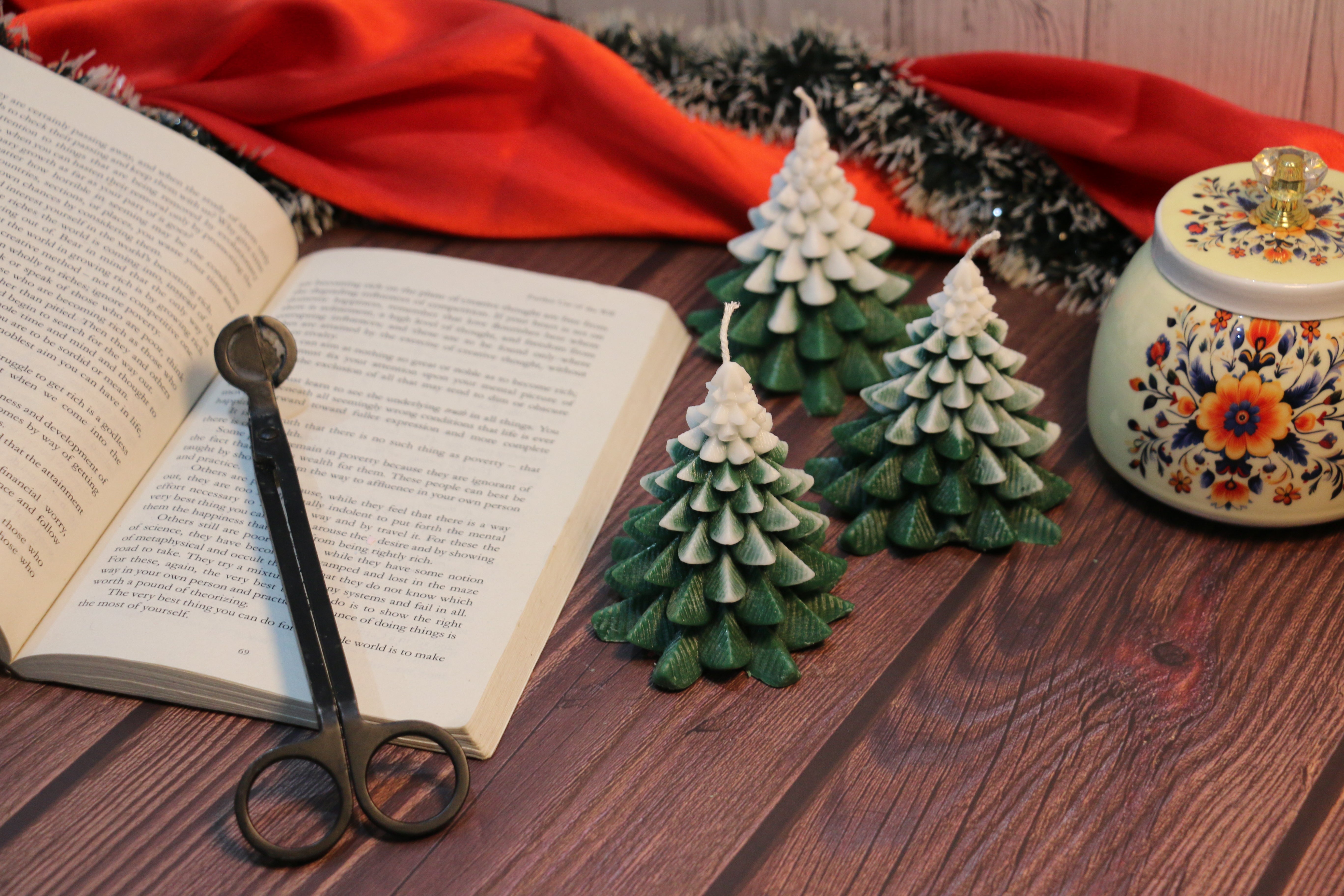 🎄 Christmas Tree Candle 55g – A Festive Glow for Your Holiday Decor