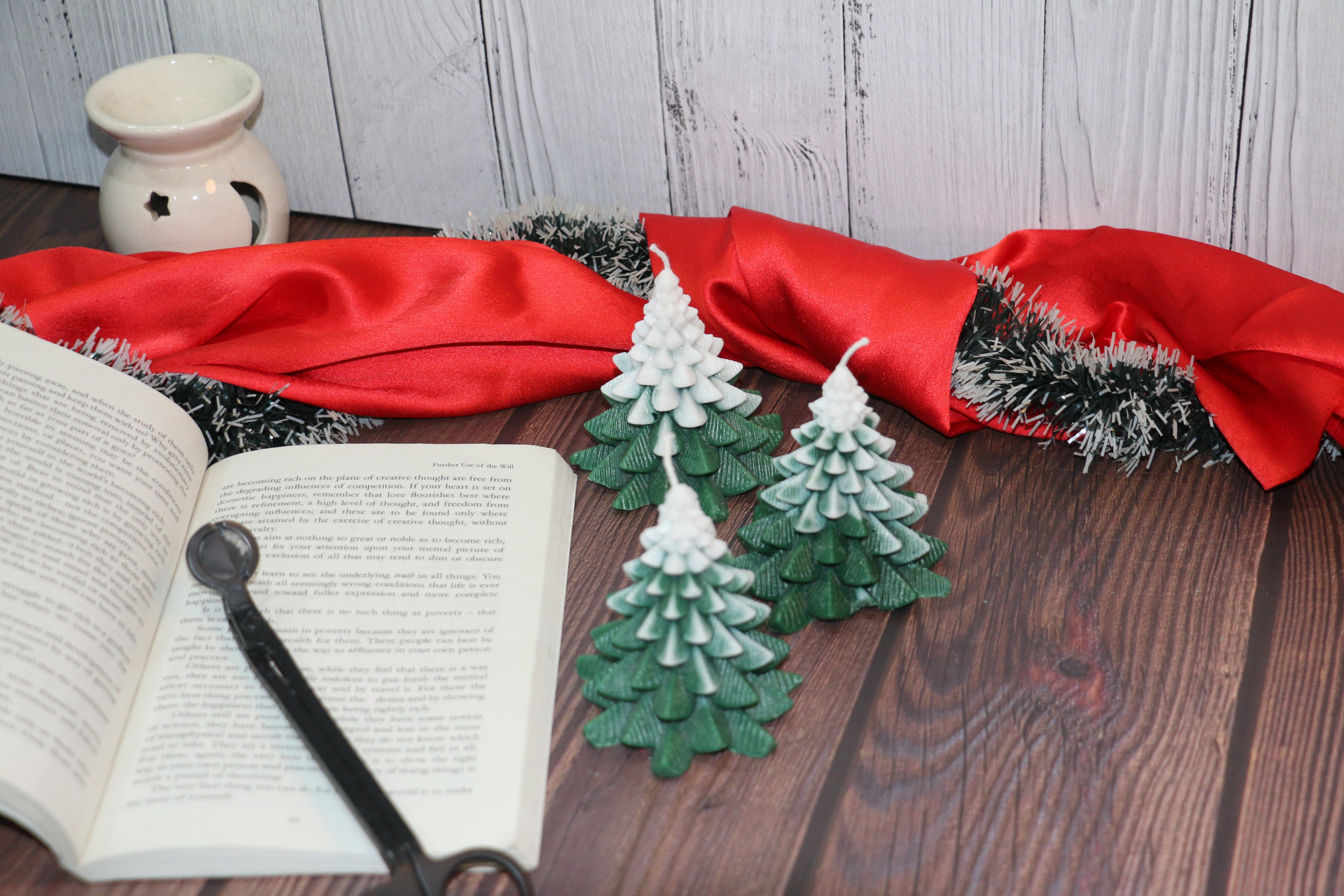 🎄 Christmas Tree Candle 55g – A Festive Glow for Your Holiday Decor