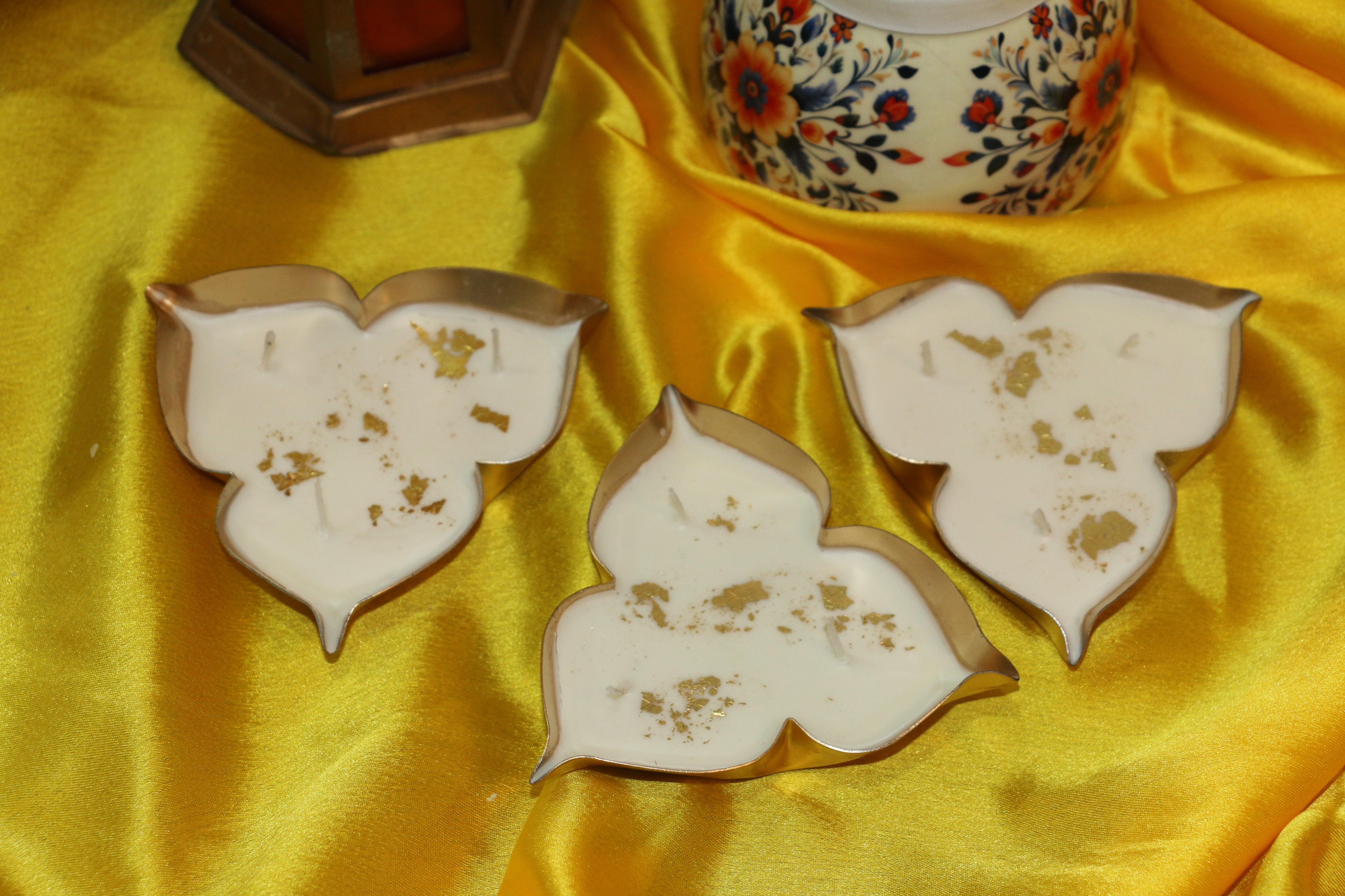 Tri-Petal Lotus Urli Candle – Rajnigadha Fragrance | Unique Gold Flakes Décor