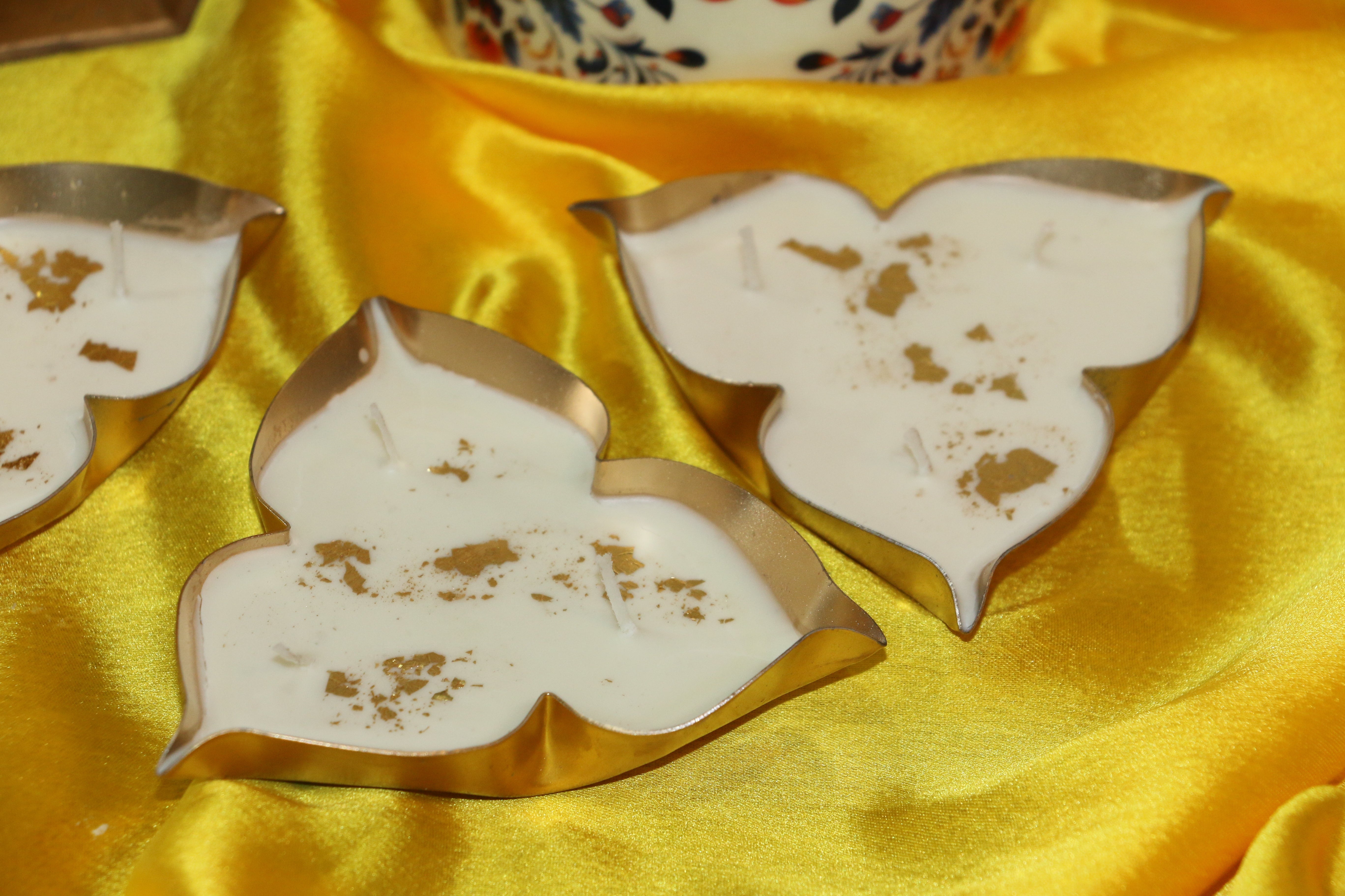 Tri-Petal Lotus Urli Candle – Rajnigadha Fragrance | Unique Gold Flakes Décor