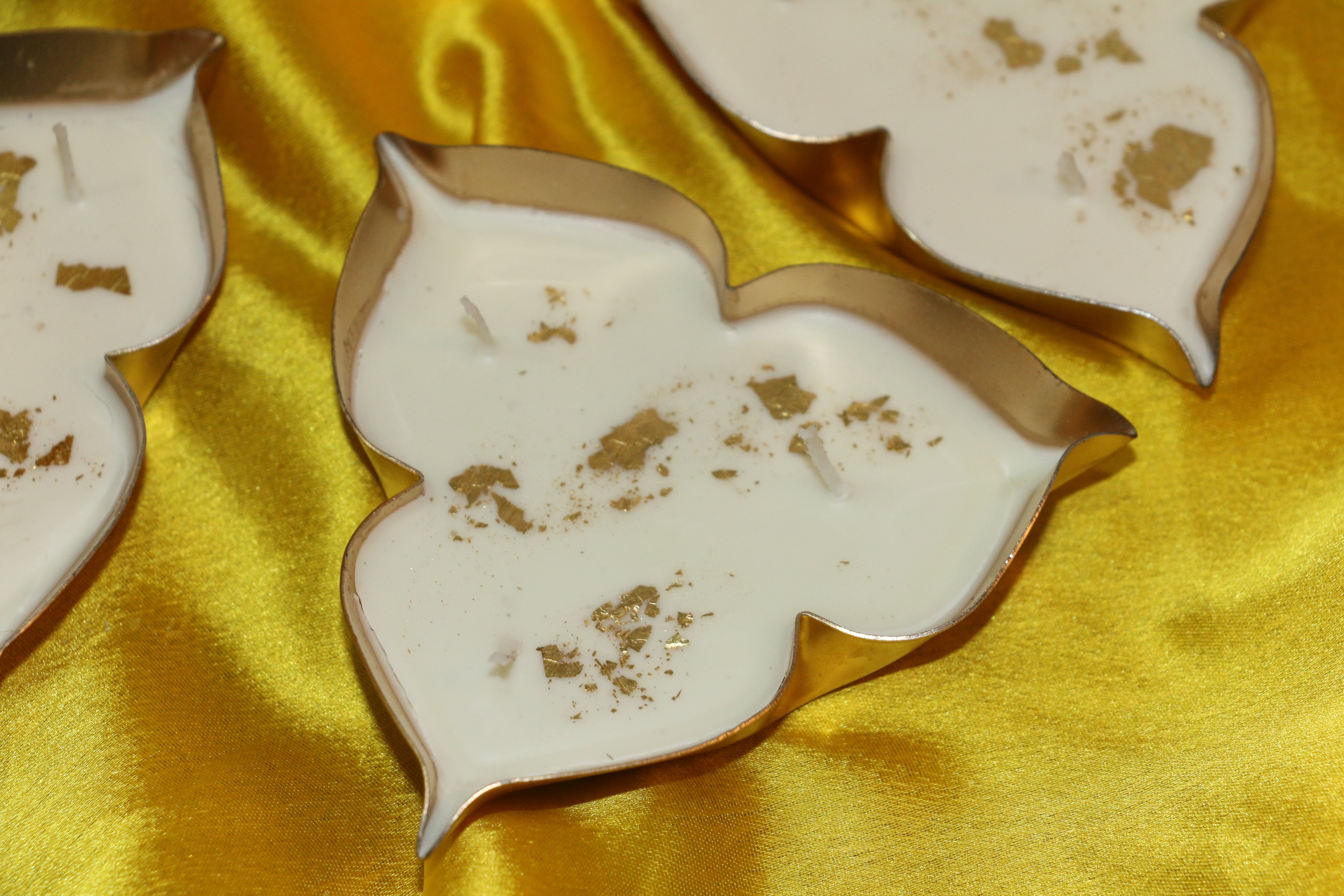 Tri-Petal Lotus Urli Candle – Rajnigadha Fragrance | Unique Gold Flakes Décor