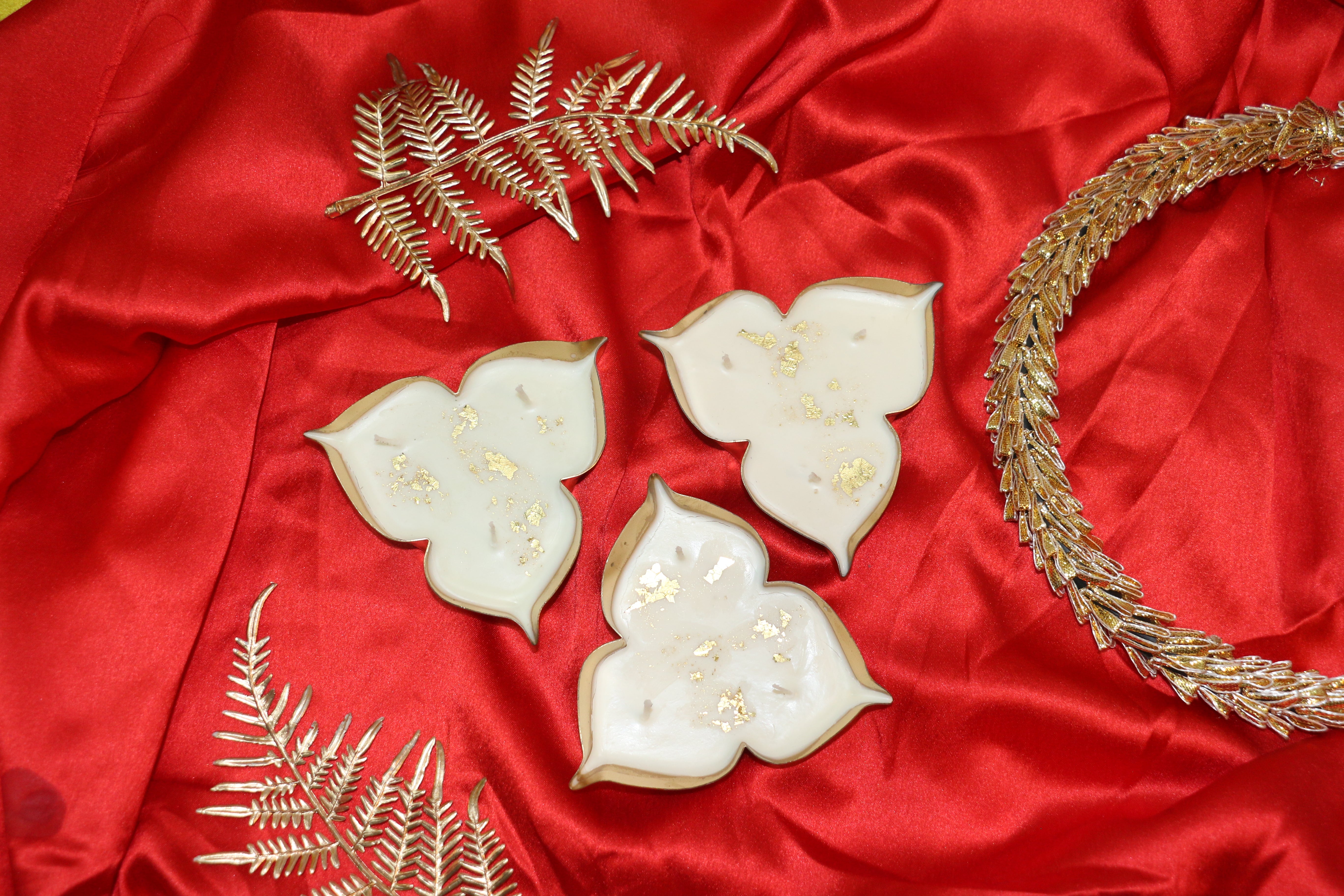 Tri-Petal Lotus Urli Candle – Rajnigadha Fragrance | Unique Gold Flakes Décor