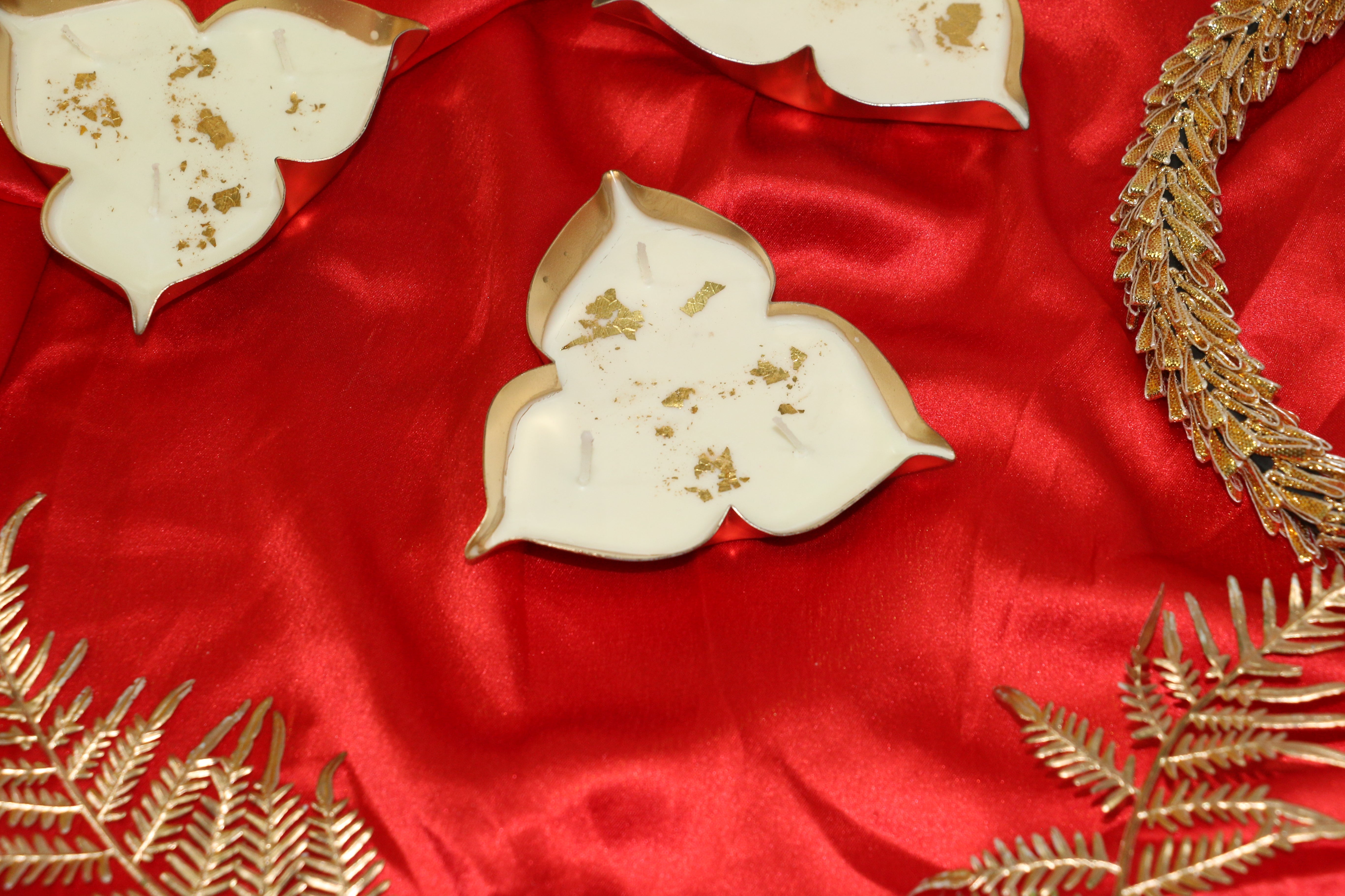 Tri-Petal Lotus Urli Candle – Rajnigadha Fragrance | Unique Gold Flakes Décor