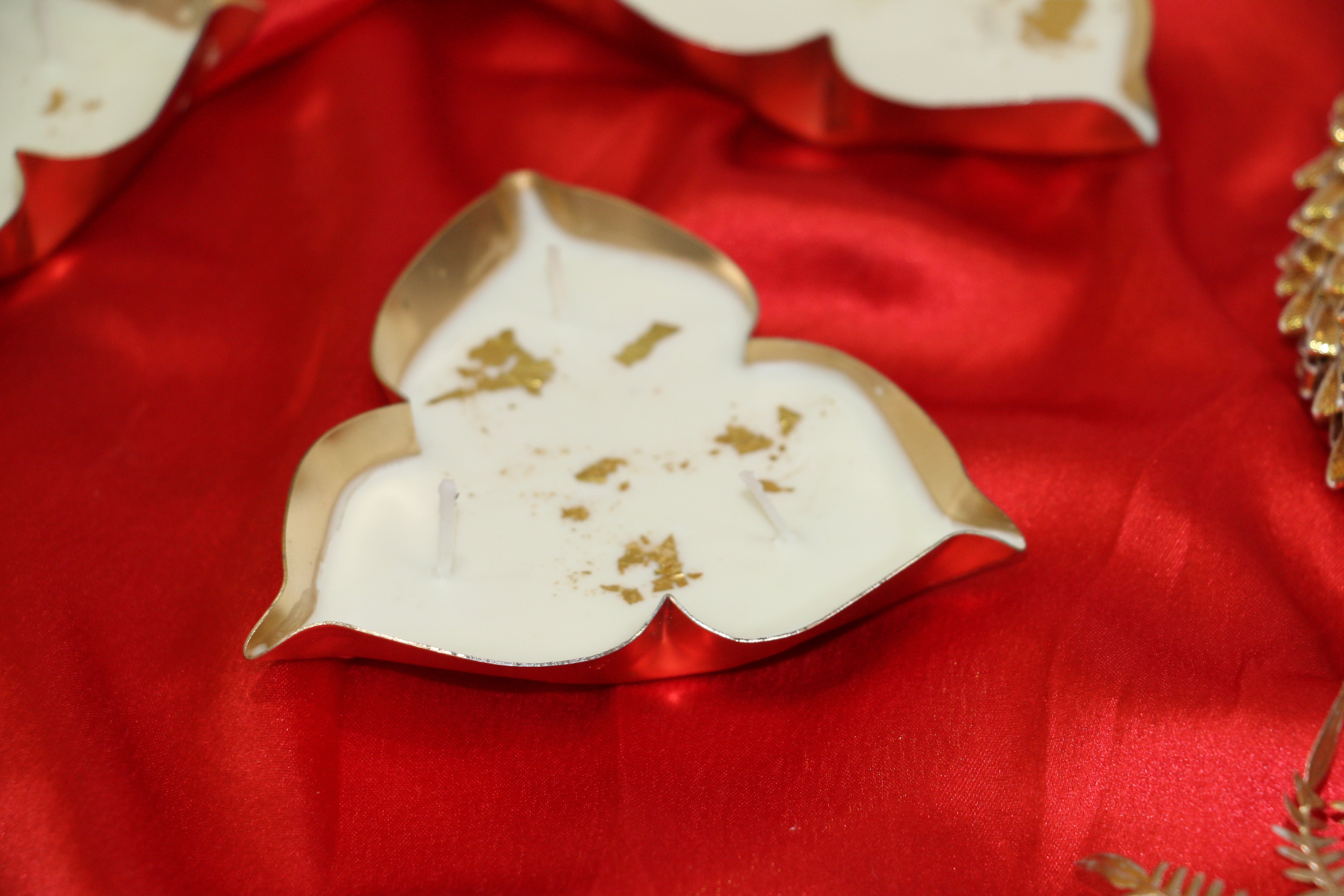 Tri-Petal Lotus Urli Candle – Rajnigadha Fragrance | Unique Gold Flakes Décor