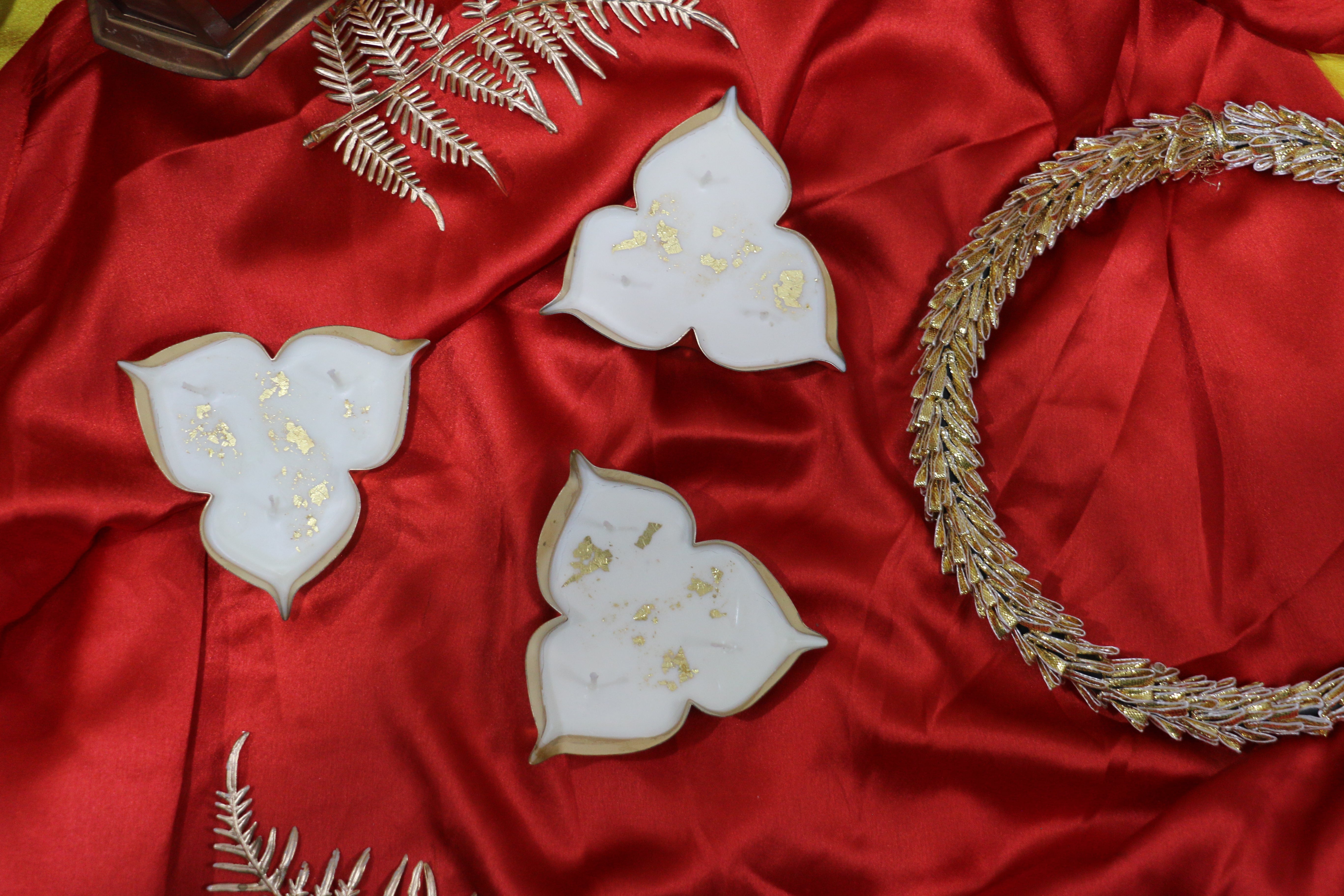 Tri-Petal Lotus Urli Candle – Rajnigadha Fragrance | Unique Gold Flakes Décor