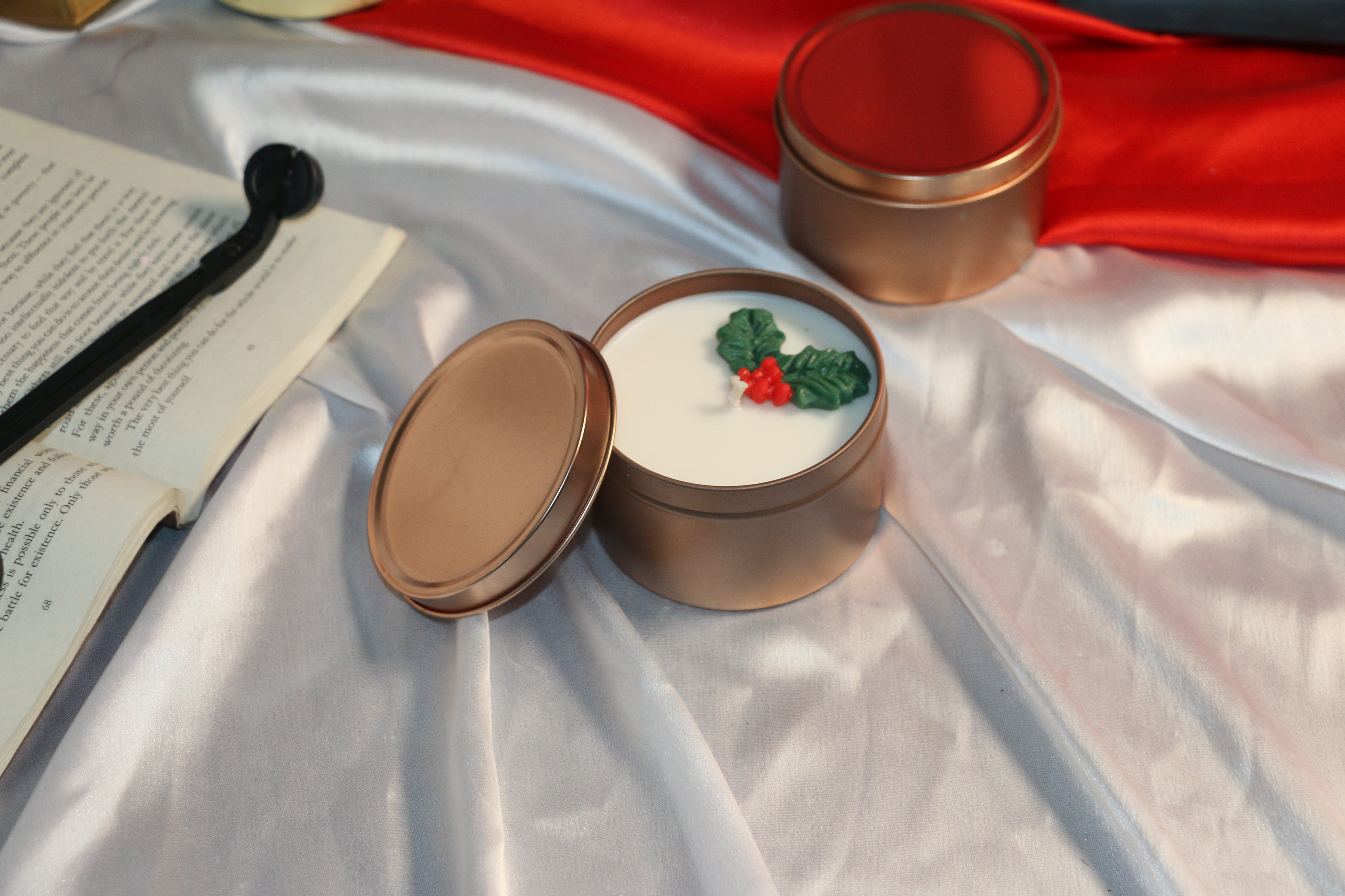 🎄 Rose Gold Christmas Tin Candle – Violet Rose Scent (120ml)