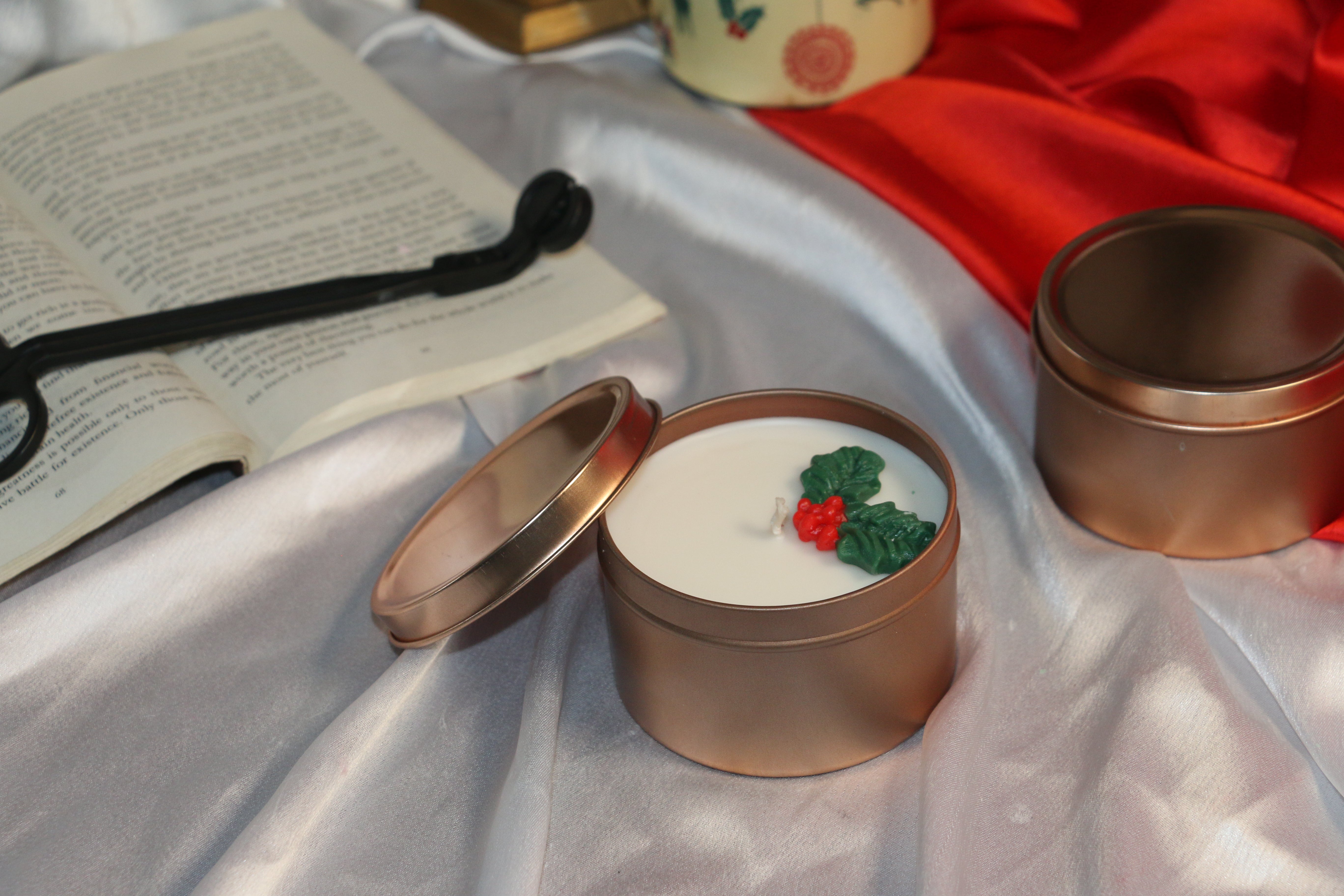 🎄 Rose Gold Christmas Tin Candle – Violet Rose Scent (120ml)