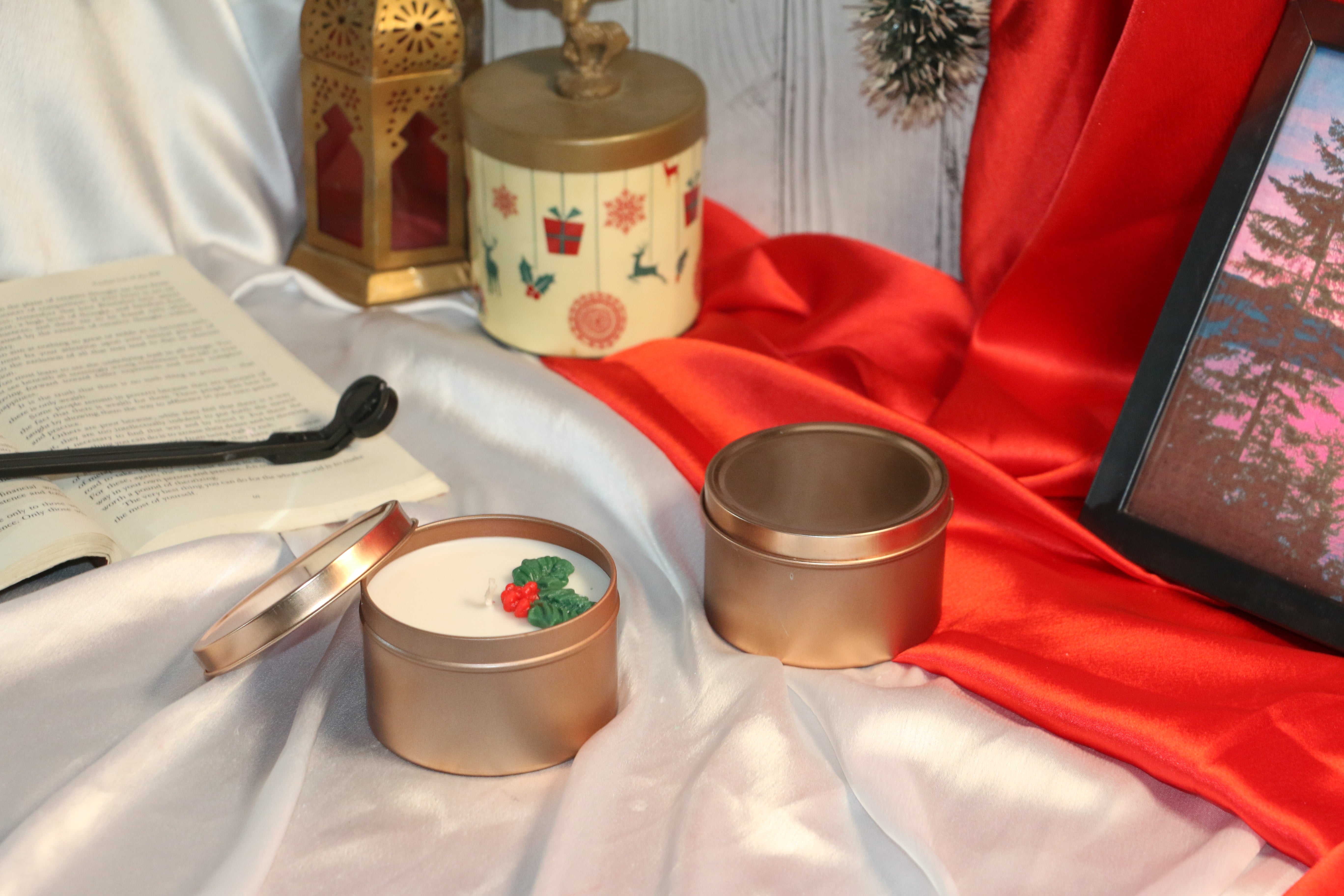 🎄 Rose Gold Christmas Tin Candle – Violet Rose Scent (120ml)