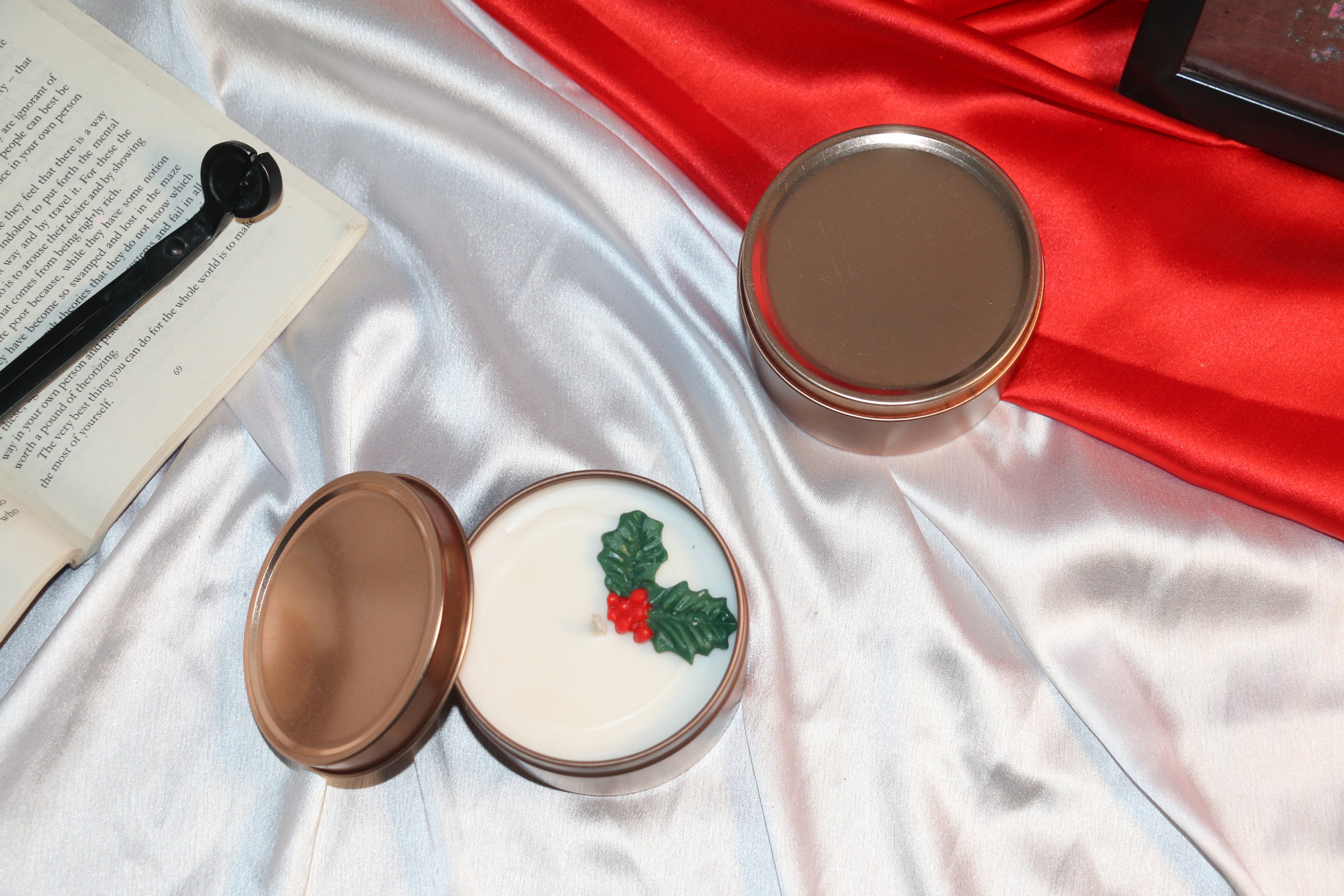 🎄 Rose Gold Christmas Tin Candle – Violet Rose Scent (120ml)