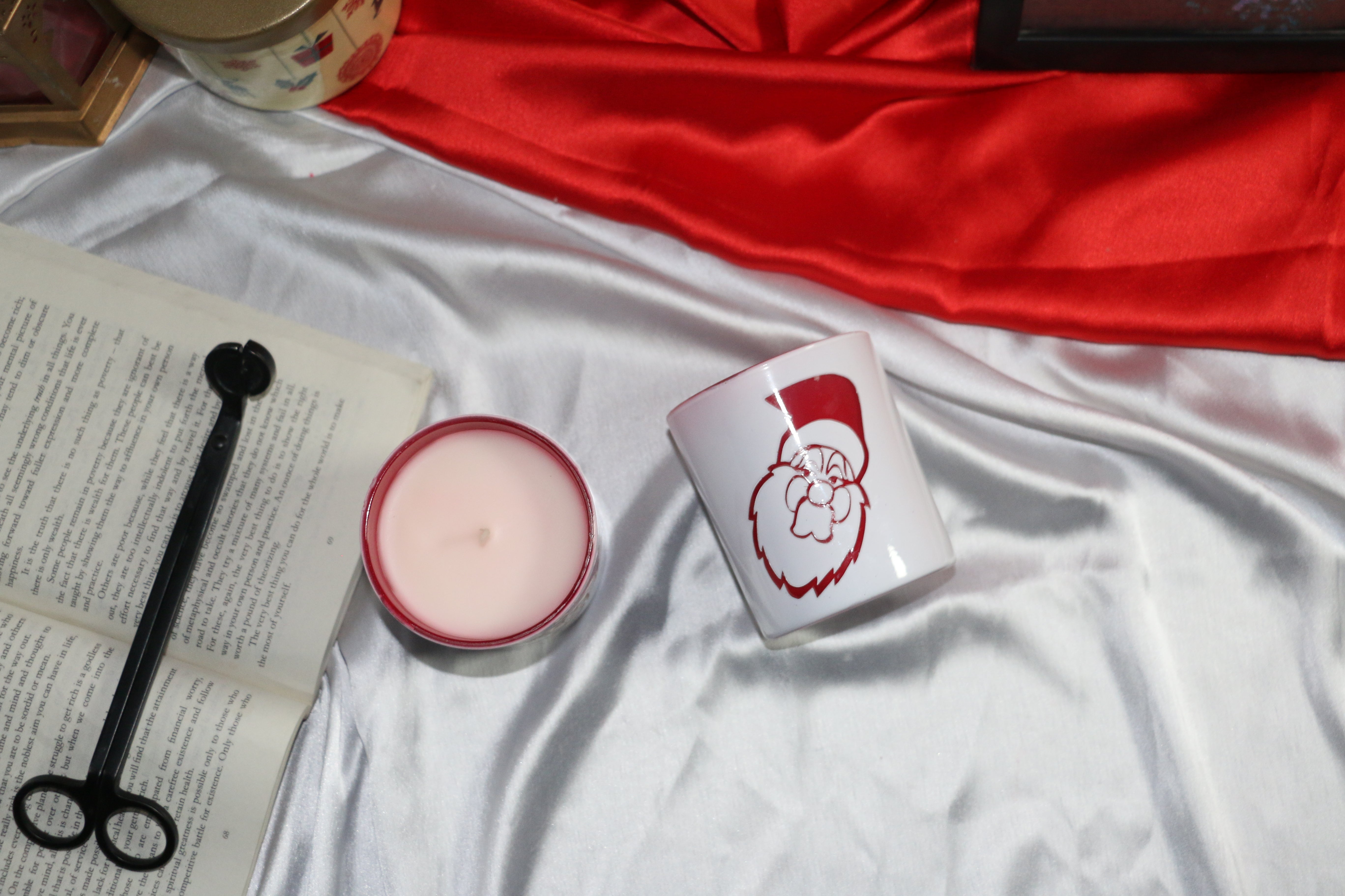 Santa Face Christmas Candle – Rose & Oud Fragrance