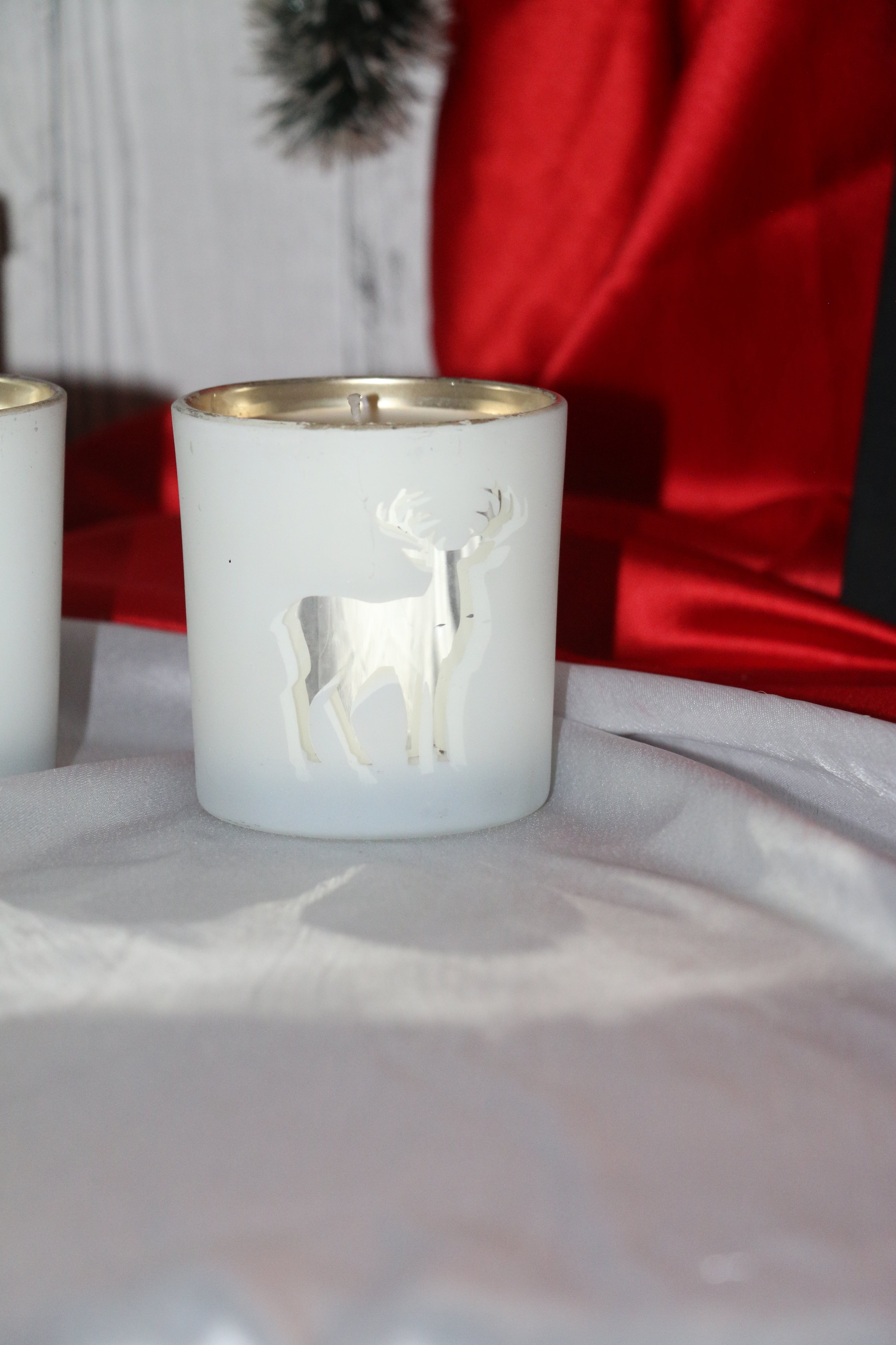 White Frosted Reindeer Candle – Cinnamon & Vanilla Fragrance (180ml)