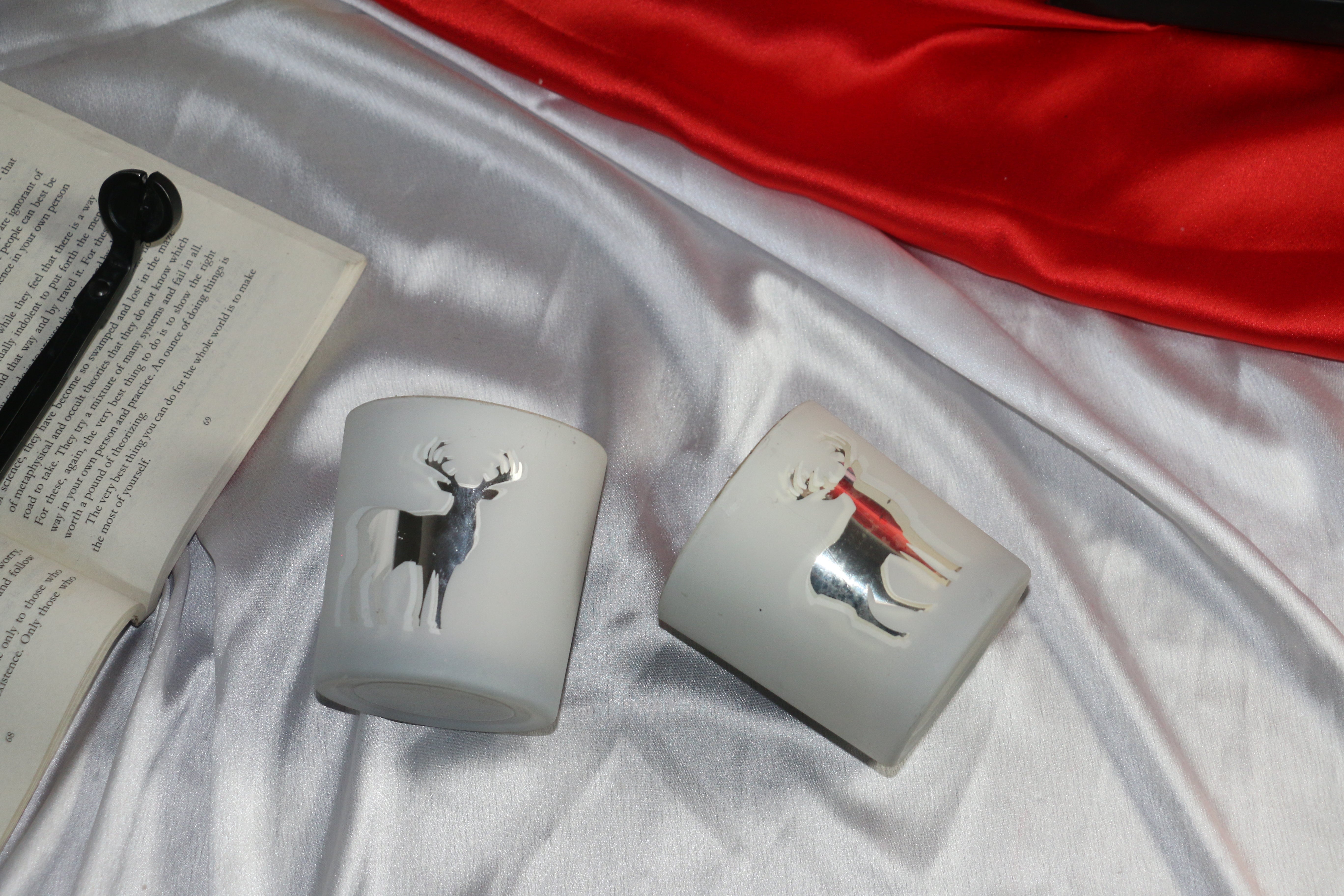 White Frosted Reindeer Candle – Cinnamon & Vanilla Fragrance (180ml)